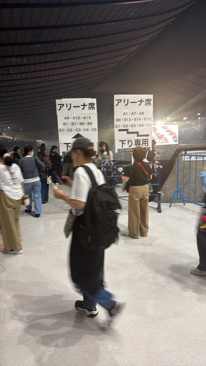 _10_87_5_'s tweet photo. @yuuuupon_ すみません！中に入っております！
スタンド側の入口、南スタンド側の階段にいます！ https://t.co/oPhDxSB9jk