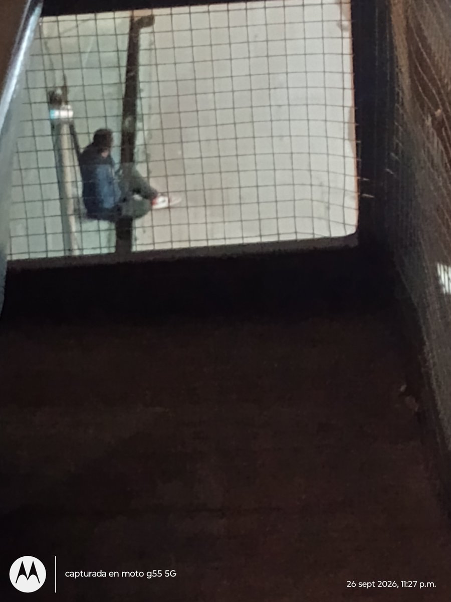 AgoraDigitalMx's tweet photo. Agradecemos la presencia de las autoridades, son embargo el franelero solo se retiró unos metros y ya se regresó. Está sentado esperando que se vaya la patrulla de la esquina @AlcaldiaMHmx @SSC_CDMX @mauriciotabe https://t.co/P6haM0VQRJ