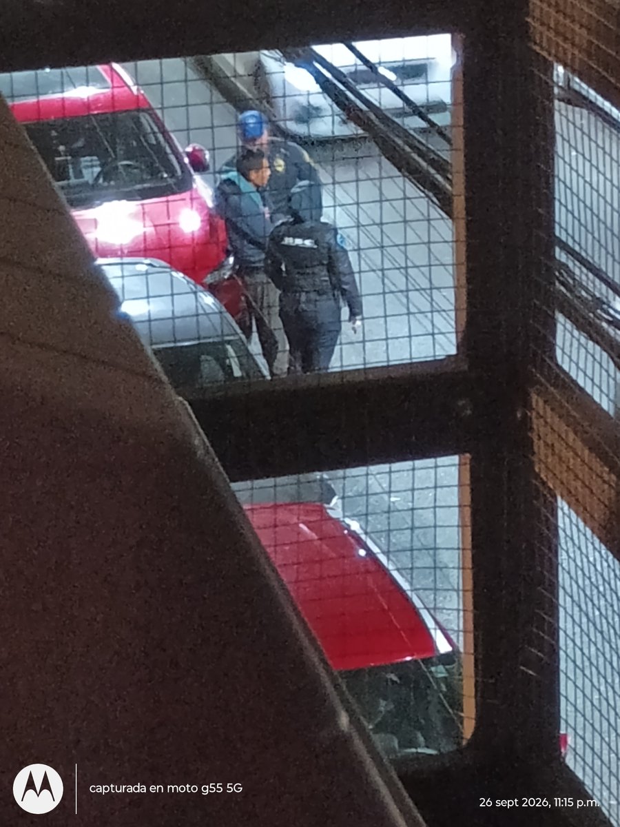 AgoraDigitalMx's tweet photo. Agradecemos la presencia de las autoridades, son embargo el franelero solo se retiró unos metros y ya se regresó. Está sentado esperando que se vaya la patrulla de la esquina @AlcaldiaMHmx @SSC_CDMX @mauriciotabe https://t.co/P6haM0VQRJ