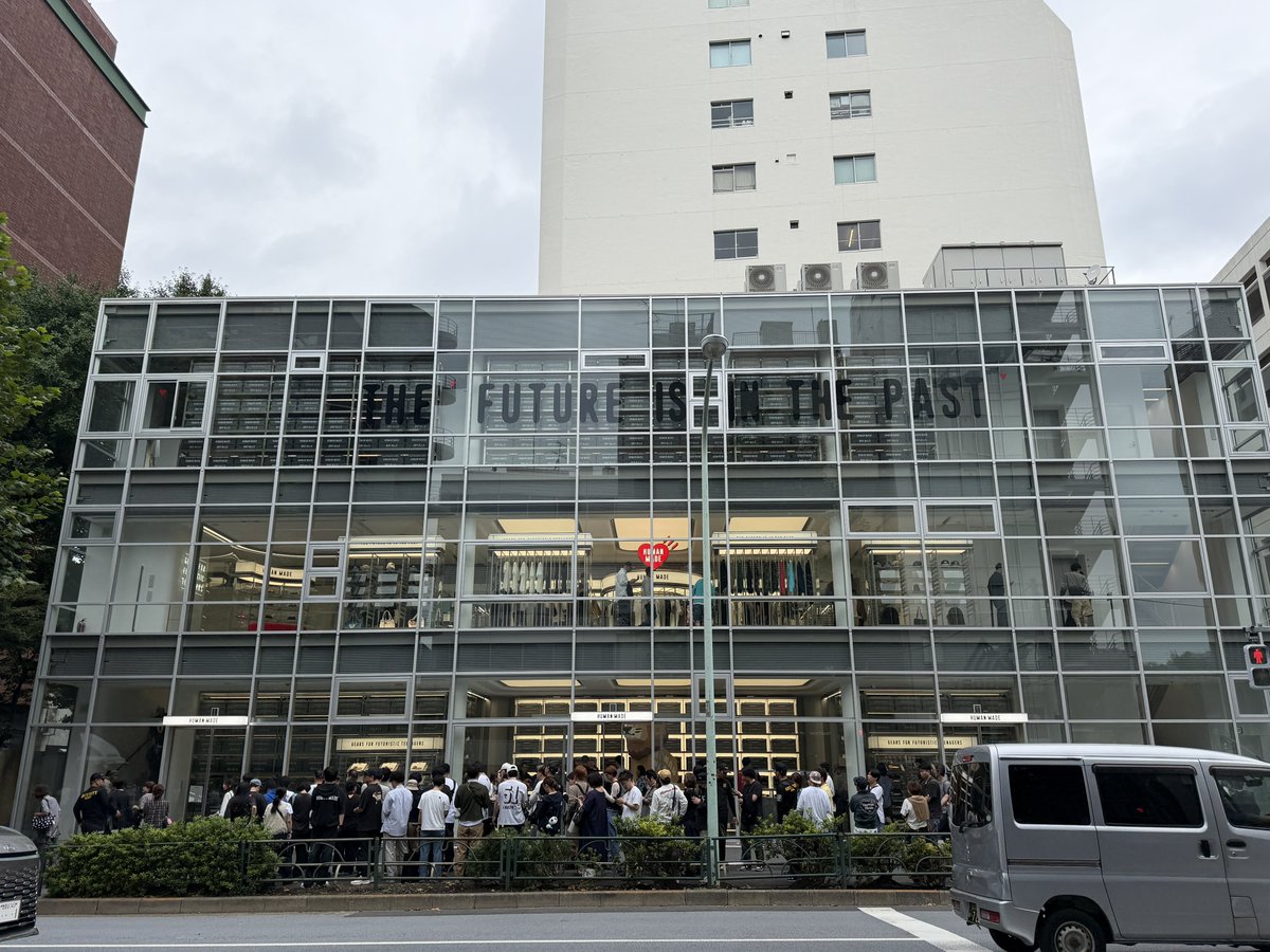 PierreSyake's tweet photo. Human Madeのフラグシップでかい！
そしてみんなTシャツ着ててオフ会みたい https://t.co/Lki1kTqmJe