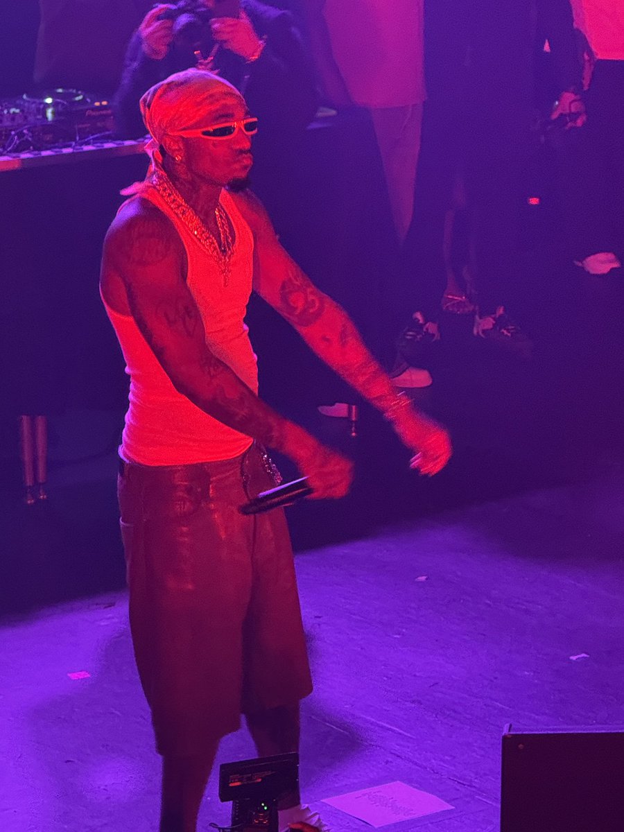 aspectjoshASPG's tweet photo. Best night of my life got to see loe shimmy💯09.26.26 #loeshimmy #prettygirlsruntheworld #orlando https://t.co/RiHqyGiXUV
