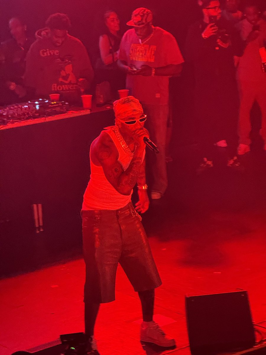 aspectjoshASPG's tweet photo. Best night of my life got to see loe shimmy💯09.26.26 #loeshimmy #prettygirlsruntheworld #orlando https://t.co/RiHqyGiXUV