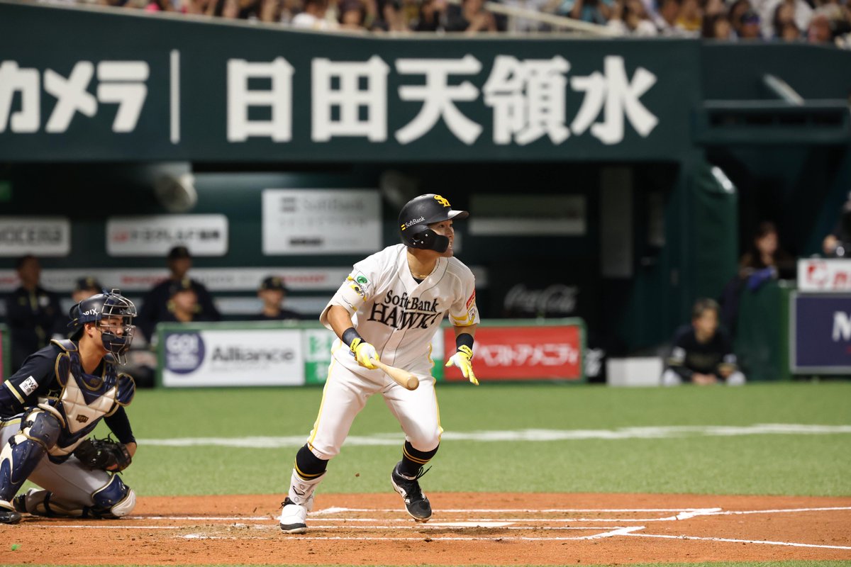 takafullc2's tweet photo. 中村晃選手が初回、中堅右にツーベース！

追加点につながる一打となりました！

これが通算1522本目のヒット😭

photo by Kazutaka Kuriki📷 https://t.co/yiXYrlu7sI