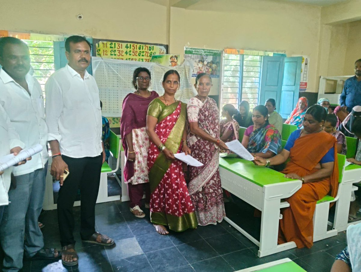 SrinivasuluGo19's tweet photo. గోనుపాడు గ్రామంలో అమ్మకు అక్షరమాల పరీక్ష
గోనుపాడు గ్రామంలో సర్పంచ్ శ్రీమతి జి. రాములమ్మ గారి అధ్యక్షతన గ్రామంలోని మహిళలందరికీ అమ్మకు అక్షరమాల పరీక్ష నిర్వహించడం జరిగింది.
ఈ సందర్భంగా సర్పంచ్ శ్రీమతి జి. రాములమ్మ గారు మాట్లాడుతూ, మహిళలు చదువుకోవడానికి వయస్సు అడ్డంకి కాదని, ప్రతి https://t.co/VCLs0AnSpn