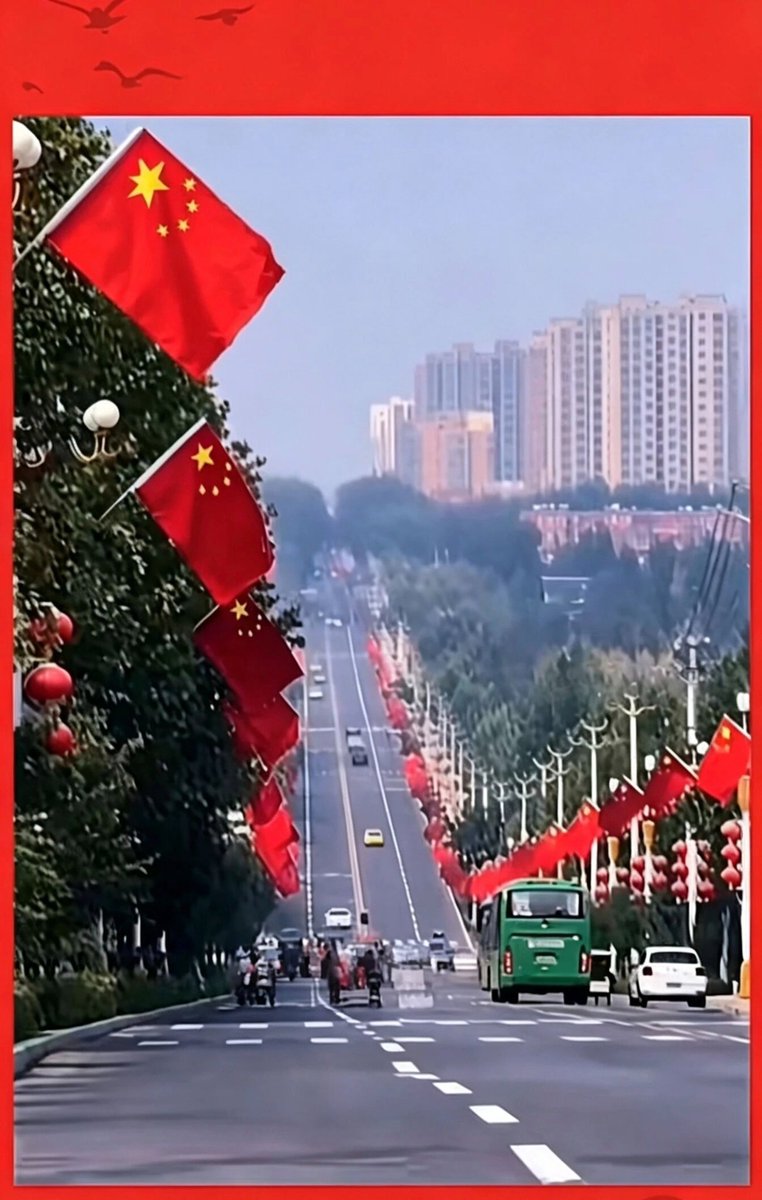 li4387430076516's tweet photo. 满城中国红，喜迎国庆
现在满城都是红旗猎猎，中国红是祖国最动人的底色。
山河锦绣，国泰民安，这盛世如我们所愿。
愿祖国繁荣昌盛，岁岁平安。

❤️我爱你，中国！

一人留下一句:  我爱你，中国！ https://t.co/zztyerJJHA