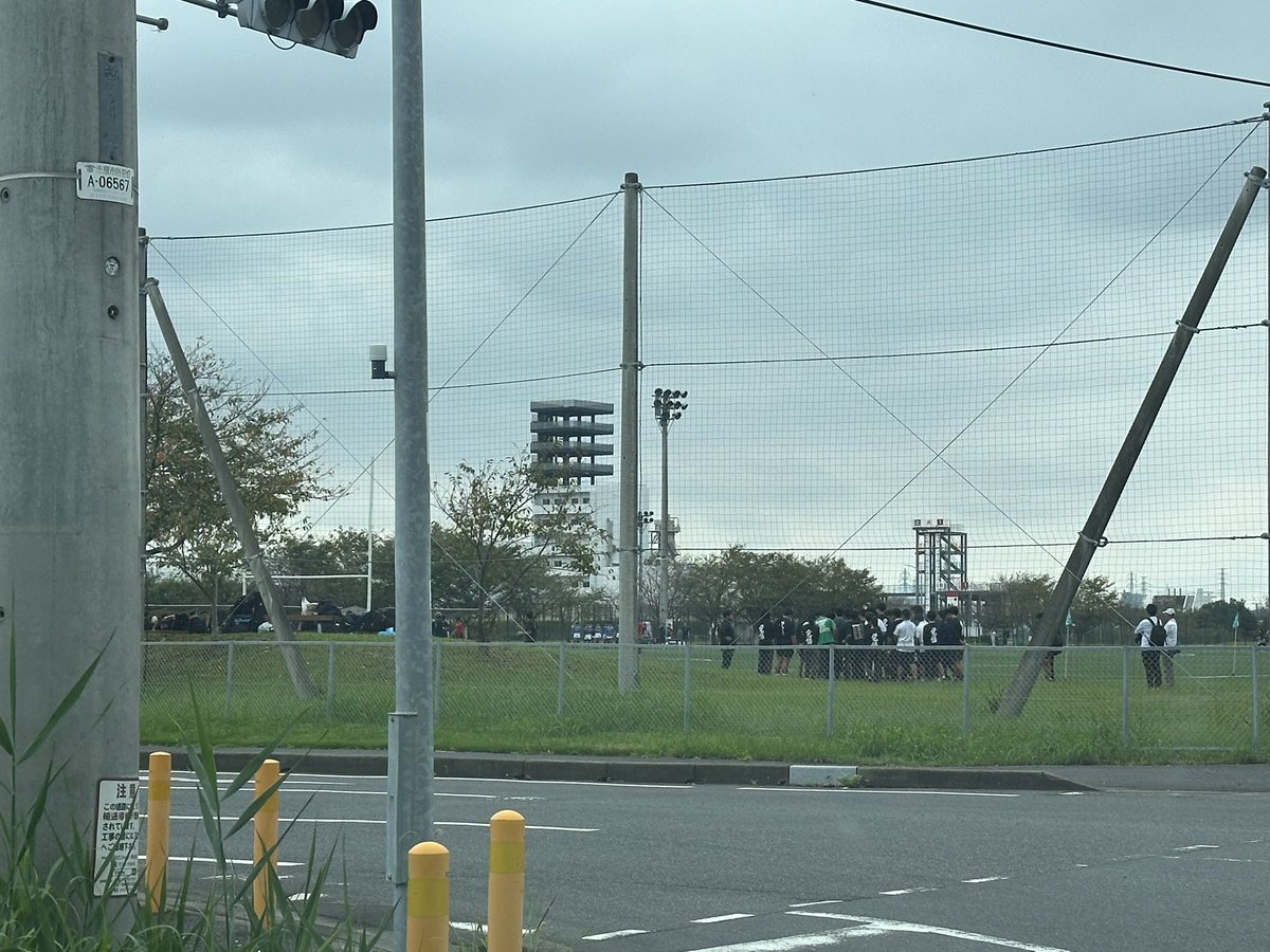 BergKreis's tweet photo. 通りがかりのスポレク。
分かりづらいですが、高校ラグビーやってますね。 https://t.co/kjccURe8GO