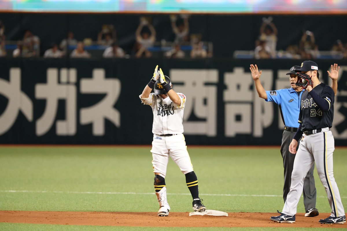 takafullc2's tweet photo. 中村晃選手が初回、中堅右にツーベース！

追加点につながる一打となりました！

これが通算1522本目のヒット😭

photo by Kazutaka Kuriki📷 https://t.co/yiXYrlu7sI