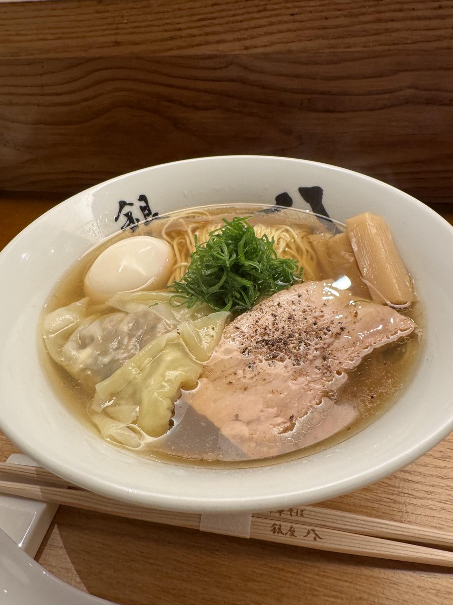TheParanomasia's tweet photo. あっさりとしたスープに、チャーシュー、ワンタン、味玉、メンマ、たっぷりのねぎ。
具材のバランスもよくて、見た目からして食欲をそそられます☺️💕
こういう優しい味わいのラーメンって、ふと無性に食べたくなりますよね🌿🍜#グルメ
#グルメ#ランチ
#ジムニー
#ジムニー女子 https://t.co/5c2RcEnoPK