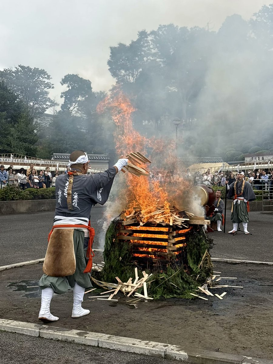 narita_fudou's tweet photo. 【柴灯大護摩供 内陣炉壇参拝修行】
釈迦堂横の奥山広場を道場に全国災害被災地復興を祈願し、柴灯大護摩供 内陣炉壇参拝修行を奉修しました。 

柴灯大護摩供は修験道の作法によって野外で厳修する護摩祈祷で、成田山では5月、9月、12月に奉修しています。 道場に山伏姿の僧侶たちが入場すると、道場を結界して中央の炉壇に点火。燃え上がる炎に皆さまのお願い事が書かれた壇木と護摩木を投げ入れお焚き上げしました。

また、壇木や護摩木を受けられたご信徒が、護摩中に道場内へ入って自ら炉壇へ投入する内陣炉壇参拝修行も実施しました。
