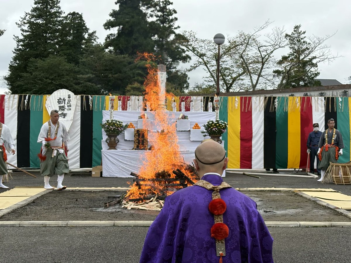 narita_fudou's tweet photo. 【柴灯大護摩供 内陣炉壇参拝修行】
釈迦堂横の奥山広場を道場に全国災害被災地復興を祈願し、柴灯大護摩供 内陣炉壇参拝修行を奉修しました。 

柴灯大護摩供は修験道の作法によって野外で厳修する護摩祈祷で、成田山では5月、9月、12月に奉修しています。 道場に山伏姿の僧侶たちが入場すると、道場を結界して中央の炉壇に点火。燃え上がる炎に皆さまのお願い事が書かれた壇木と護摩木を投げ入れお焚き上げしました。

また、壇木や護摩木を受けられたご信徒が、護摩中に道場内へ入って自ら炉壇へ投入する内陣炉壇参拝修行も実施しました。