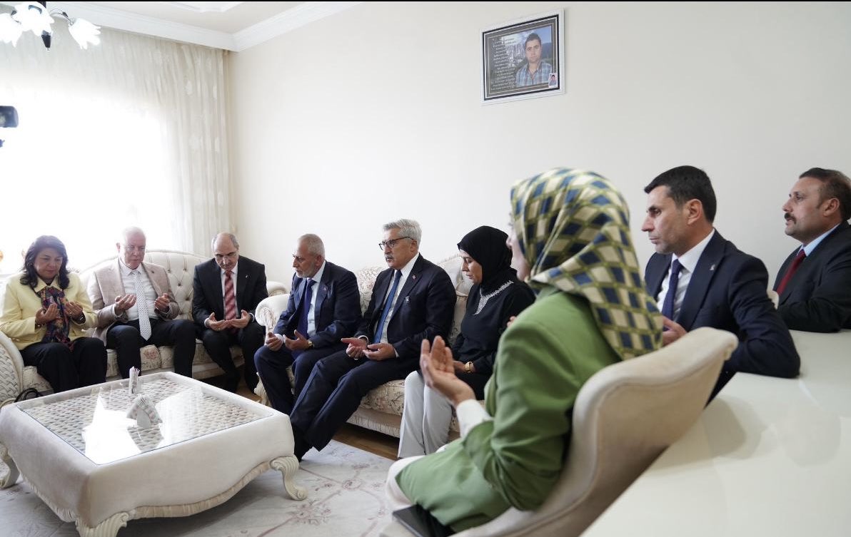 abkiymaz's tweet photo. 📍Van 🇹🇷 

Genel Başkan Yardımcımız, Kültür ve Sanat Politikaları Başkanımız @HuseyinYayman ve heyetimizle birlikte şehidimiz Fırat Kızılkaya’nın kıymetli ailesini ziyaret ettik.

Annesi Zarife Hanım, babası Ferhat Bey ve kardeşleriyle bir araya gelerek şehidimizin hatıralarını yâd ettik.

Aziz şehidimizi rahmet ve minnetle anıyor, kıymetli ailesine sabırlar diliyorum.

Rabbim şehidimizin mekânını cennet, makamını âli eylesin. 🇹🇷