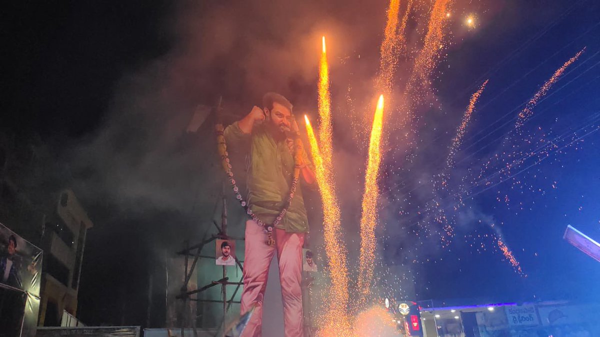 dheeeru9999's tweet photo. At least ONCE in your lifetime, you’ve gotta witness a TARAK ANNA movie in our RAILWAY KODUR! 🔥🐯

The ROARS, the MADNESS, the CELEBRATIONS 💥

Not just a movie… IT’S A NEVER-BEFORE EXPERIENCE! 🐯🔥

JAI NTR! 🔥

@tarak9999 @DevaraMovie  #2YearsForBlockBusterDevara https://t.co/7U7rhGAcJP