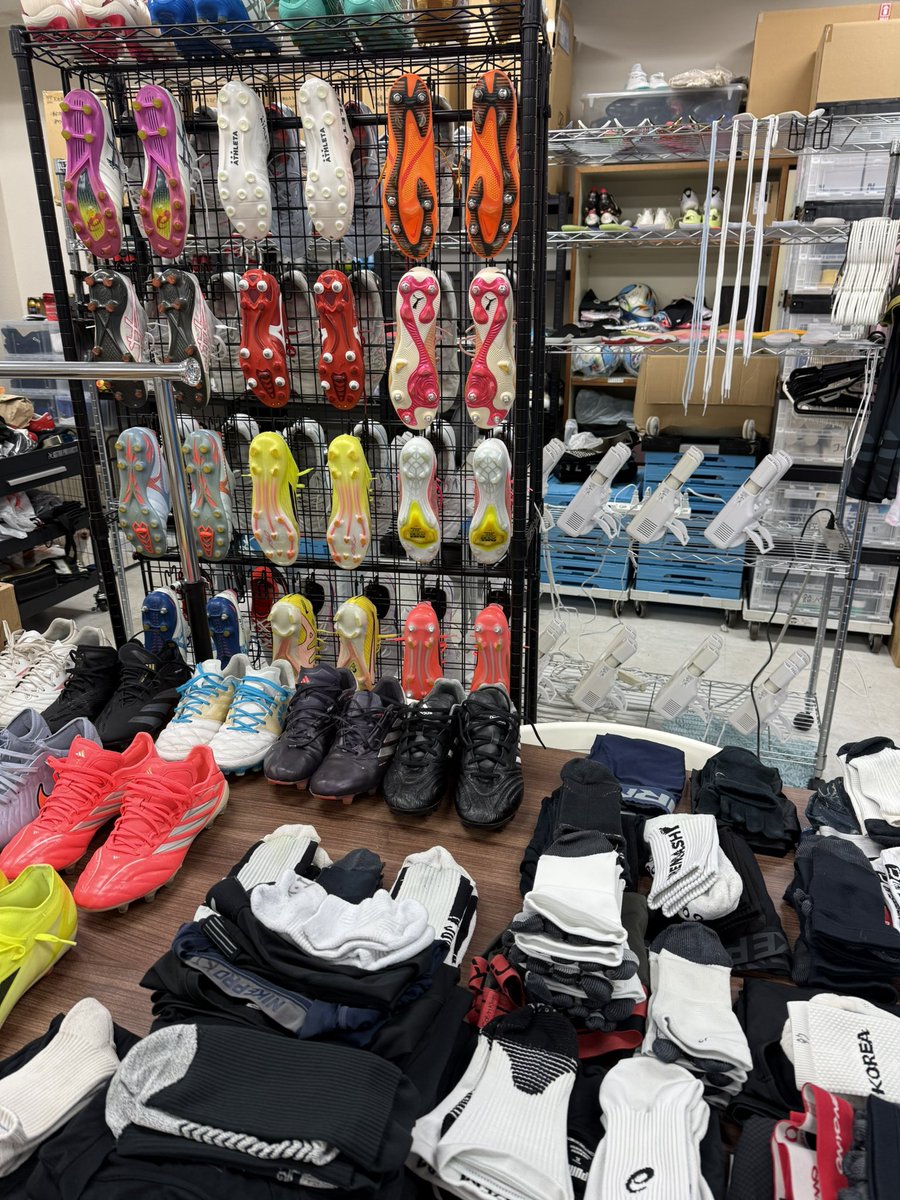 shounen3's tweet photo. 徳島を昨日の試合後出発して朝、栃木到着！
そのまま片付けをしてU25の試合を最後少しだけ応援に行き再びスパイクケア。
すぐ広島戦となるのでハードワーク🔥

タイトスケジュールが続きますが闘う準備を。

#栃木シティ
#ホペイロ #支える手
#長距離トラック運転
#スパイク
@tochigi_city_ https://t.co/0aUJGVrF9E
