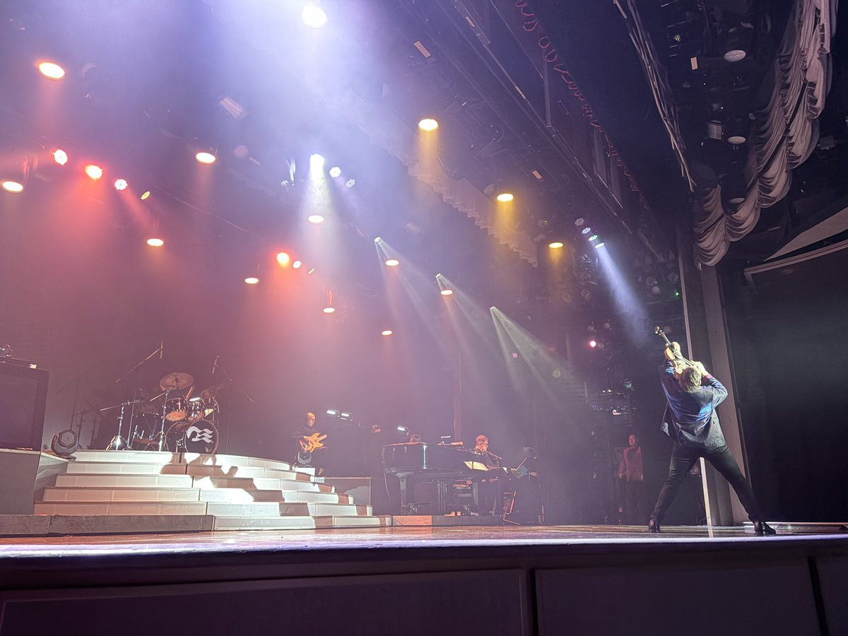 tanstaafl44's tweet photo. 今晩のシアターショーは、Peter Vawter さん。
#RoyalPrincess
#R1640
なんとUSJ大阪のショーに20年も出演されていたそうで、この船の日本人乗客は僅かなのに、ちょこちょこ日本語を交えてトークされていました。
日本に向かう船だからか、かつて盟友だったという尼崎のケン・ナカガワさんの思い出話があり、どこかからご家族に届くと良いなと思いました……今も受け継いだ帽子を素敵に被ってショーを披露されていましたよ。