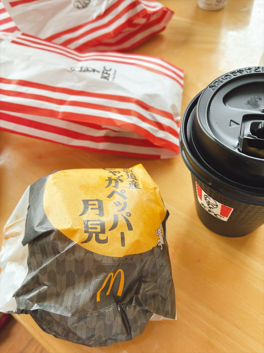 RiRi44g's tweet photo. ケンタ🍗とマック🍔 https://t.co/I1l3rrZ7DL