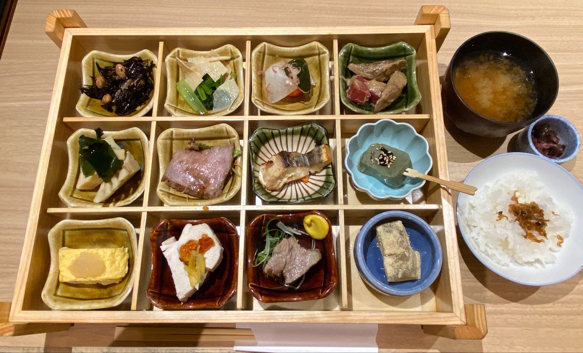 tu7135's tweet photo. まず夜ご飯12種の小鉢
その後京都駅ビル
東広場にある【NIWA】へ
穴場的でゆっくりできる場所と出会えた
アートも楽しめる店内で歩き回った身体に水分補給にかき氷を堪能 https://t.co/mJGGuhdnna