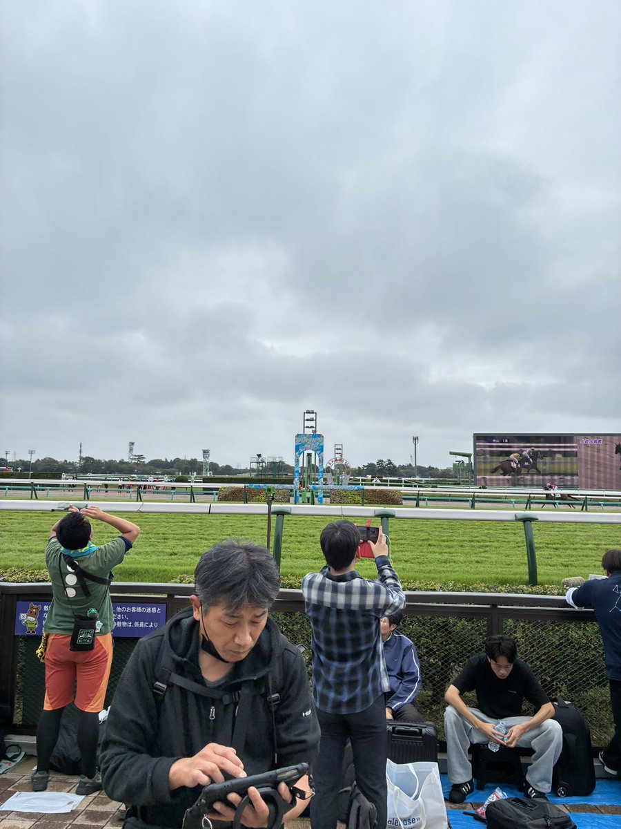 SSholoXer's tweet photo. 本日は中山競馬場に寄ってから、ねぽっくす！へ！

開演ギリギリにスプリンターズsを観て、勝ってライブに臨めました！

ルイ姐！ボクも競馬勝ったよ！

#ねぽっくす！ https://t.co/IF5agHJ4xy