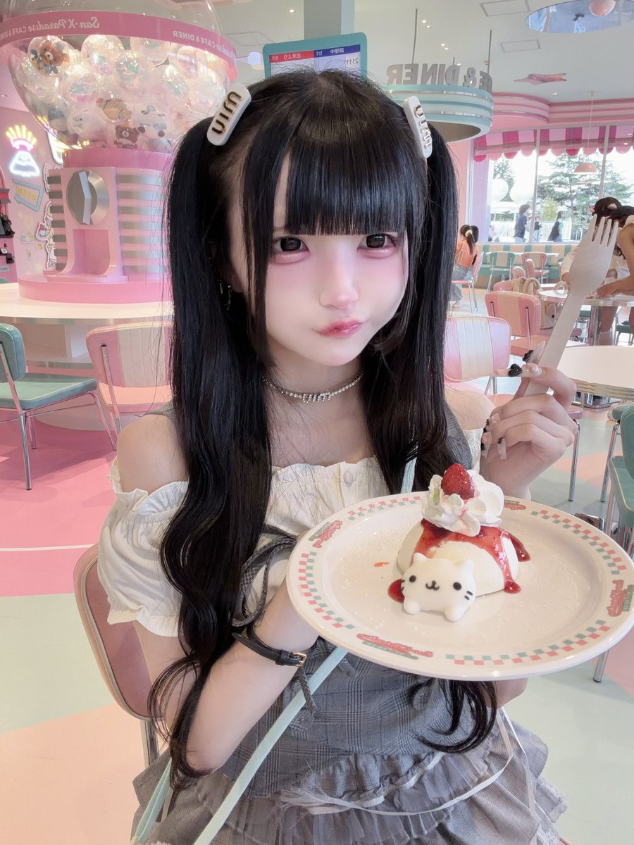 miopinyan's tweet photo. もぐもぐにゃんこ🍓 https://t.co/SzMNkEBBRp