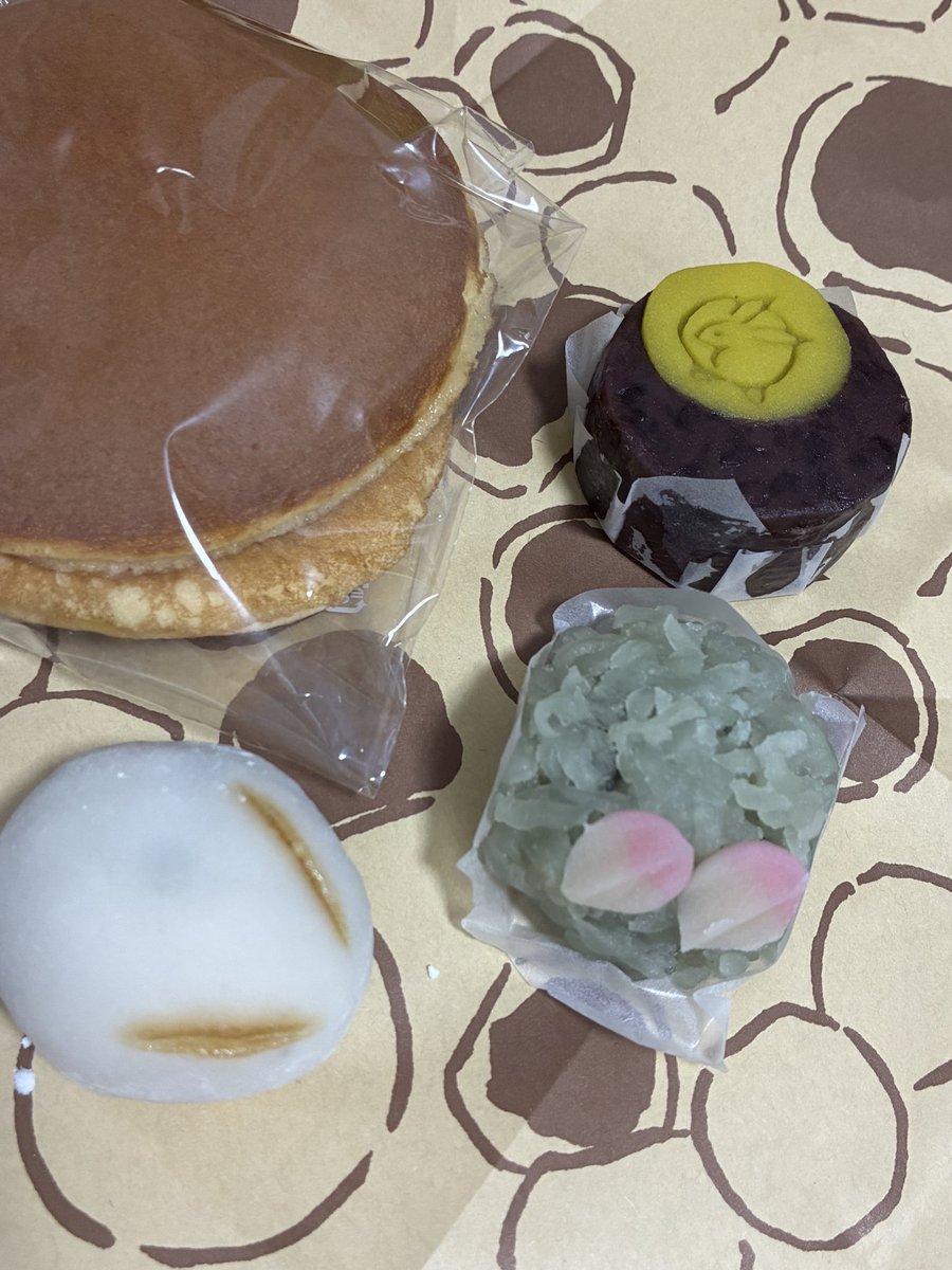240415mproS's tweet photo. 【名月と兎たち🐇🌕】

珍しく行列ができていなかったので
#日本橋 
★うさぎや

どら焼きと季節の和菓子を購入。
9月は十五夜モチーフ…
「うさぎ」「秋の宴」「萩」

うさぎはモチモチで美味しかったです！
和菓子は冷凍できるものも多いので、ゆっくり楽しみます♪

#わがしのわ #和菓子 https://t.co/ZGOff2tiui