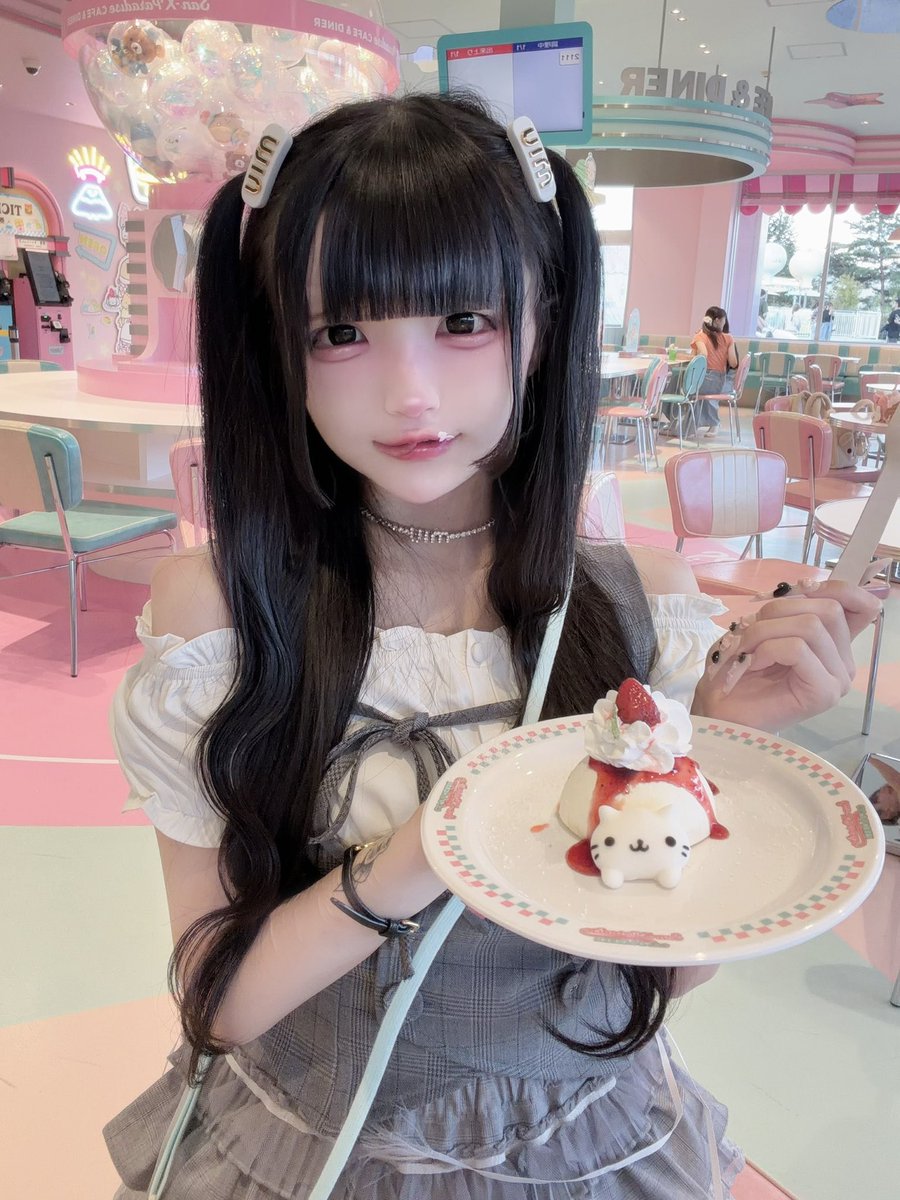 miopinyan's tweet photo. もぐもぐにゃんこ🍓 https://t.co/SzMNkEBBRp
