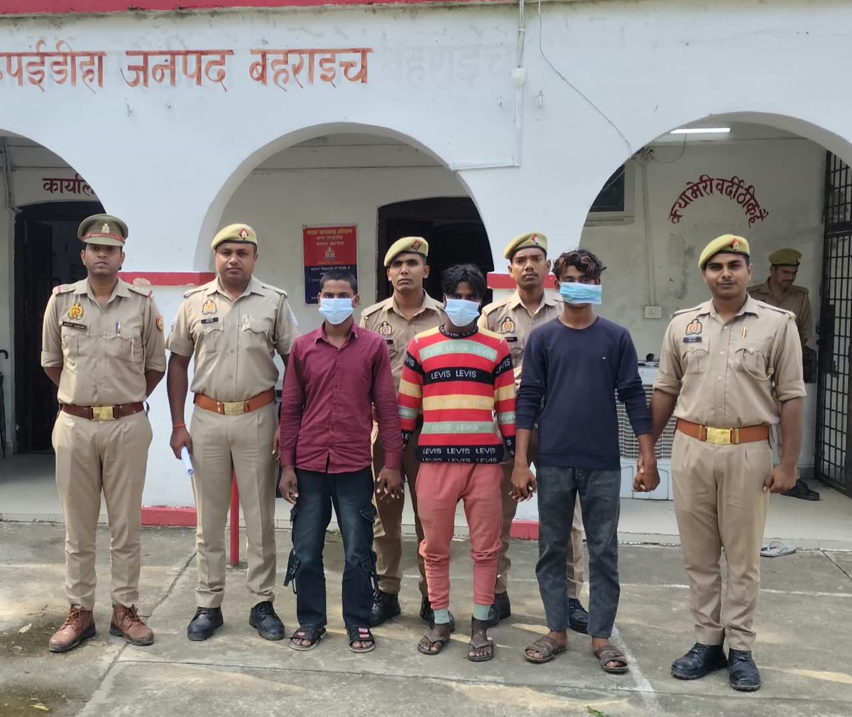 bahraichpolice's tweet photo. #SPBahraich श्री विश्वजीत श्रीवास्तव के निर्देशन में, थाना रूपईडीहा पुलिस द्वारा हत्या के मुकदमें में वांछित 03 अभियुक्तगण को किया गया गिरफ्तार ।
#Uppolice
#DIGDevipatan https://t.co/EIKkVDJZtl