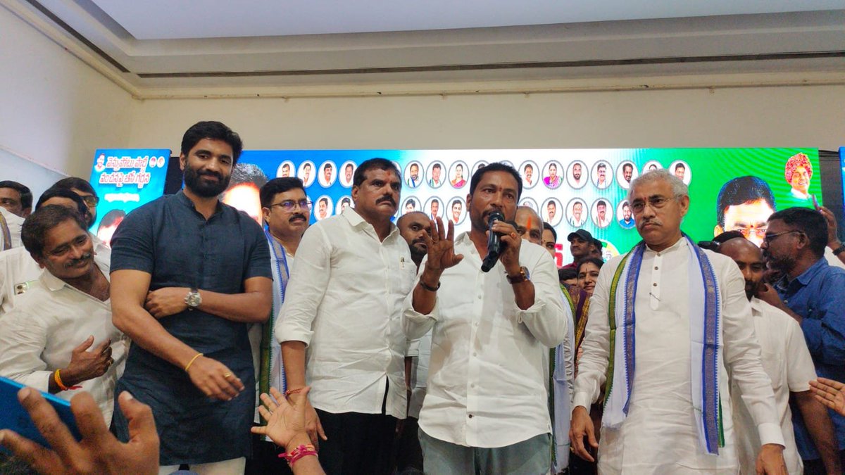BakuruSatya's tweet photo. *బీసీల గర్జనతో రాజమండ్రి మార్మోగింది: కవురు శ్రీనివాస్..

*రాజమండ్రి వెంకటాద్రి గార్డెన్స్ లో నిర్వహించిన వెన్నుపోటు పార్టీ వంచన పై బీసీ గర్జన విజయవంతమైంది. ఈ కార్యక్రమానికి భారీగా తరలివచ్చి బీసీల ఐక్యతను చాటిన ప్రతి ఒక్కరికీ ఎమ్మెల్సీ కవురు శ్రీనివాస్ హృదయపూర్వక కృతజ్ఞతలు https://t.co/piQNKB0YpA