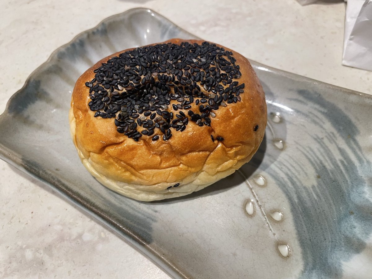 atomickanon's tweet photo. 岐阜駅近くの無機質なVAATさんと、駄菓子屋さんのようなサカエパンさんのパン！
前者がカルダモンロールとピティヴィエ(アーモンドクリーム)、後者があんぱん
和と洋の朝ごはんパン https://t.co/usmA9dJpa7