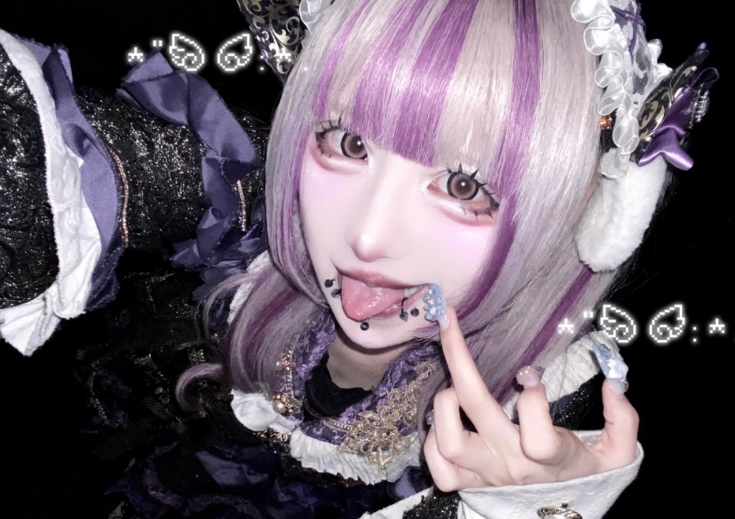 deadangellq's tweet photo. it’s weird how a lot of jirais follow may mellow but actually don’t know anything about villains house… 
support her please!!! https://t.co/8lsgnxF6Ag