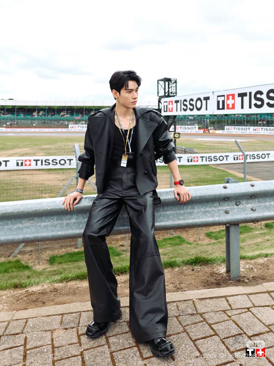 Natapori's tweet photo. ช่วงนี้แบรนด์ที่รับรองกำลังผลักดันกิจกรรมในต่างประเทศมากขึ้น เช่นเดียวกับครั้งนี้ที่เขากำลังจะเดินทางไปทำกิจกรรมอย่างเป็นทางครั้งแรกในฝั่งเอเชียตะวันออกเฉียงใต้ (SEA) ด้วยการเข้าร่วมรับชมการแข่งขัน F1 ที่สิงคโปร์ 👏 ซึ่งนี่จะเป็นครั้งที่สี่ในการเข้าร่วมชมรายการแข่งขันกีฬาระดับโลก😱 ต่อจากกิจกรรมที่ผ่านมา ได้แก่ 

2025 : F1 at Shanghai (LV)
2025 : Moto GP at London (Tissot)
2026 : Tour de France at Paris (Tissot)

#กงจวิ้น #GongJun #SimonGong #龚俊