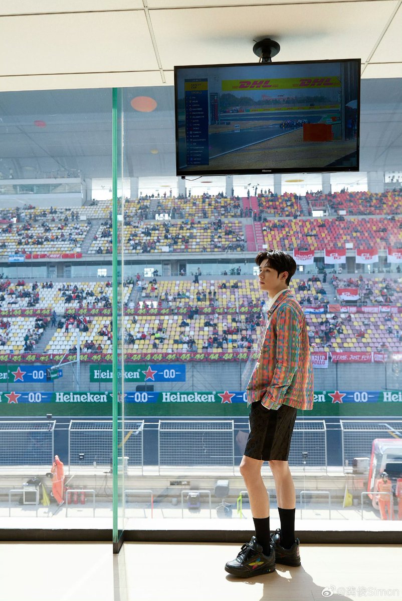Natapori's tweet photo. ช่วงนี้แบรนด์ที่รับรองกำลังผลักดันกิจกรรมในต่างประเทศมากขึ้น เช่นเดียวกับครั้งนี้ที่เขากำลังจะเดินทางไปทำกิจกรรมอย่างเป็นทางครั้งแรกในฝั่งเอเชียตะวันออกเฉียงใต้ (SEA) ด้วยการเข้าร่วมรับชมการแข่งขัน F1 ที่สิงคโปร์ 👏 ซึ่งนี่จะเป็นครั้งที่สี่ในการเข้าร่วมชมรายการแข่งขันกีฬาระดับโลก😱 ต่อจากกิจกรรมที่ผ่านมา ได้แก่ 

2025 : F1 at Shanghai (LV)
2025 : Moto GP at London (Tissot)
2026 : Tour de France at Paris (Tissot)

#กงจวิ้น #GongJun #SimonGong #龚俊