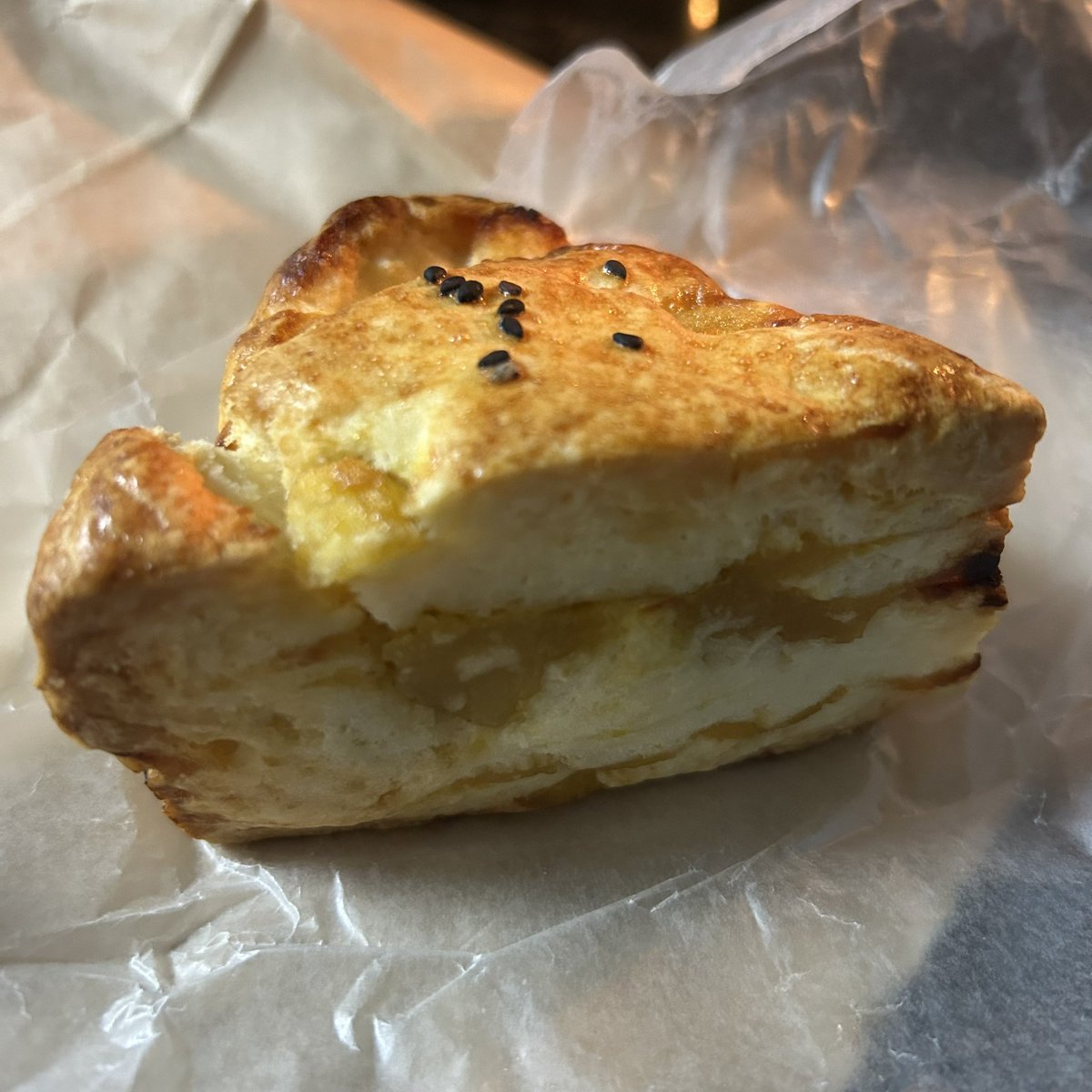 matarumataru's tweet photo. ビーネマヤ
マンデルクロワッサン(クロワッサンダマンド)お初
激甘でめっちゃ旨ぁ🤤

モンジェリ(琴似)
スイートポテト(皮付き)
滑らかで優しい甘さ😋
ススキノのお店と同名…無関係？

コーヒースタンド28
スイートポテトスコーン
昨日買ってた、旨☺️

シャトレーゼ
新商品色々
さつまいも大福😍 https://t.co/r8utLRXwX5