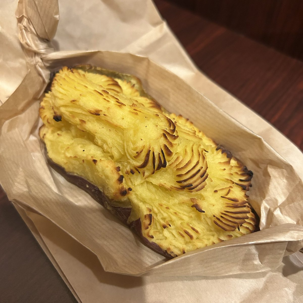 matarumataru's tweet photo. ビーネマヤ
マンデルクロワッサン(クロワッサンダマンド)お初
激甘でめっちゃ旨ぁ🤤

モンジェリ(琴似)
スイートポテト(皮付き)
滑らかで優しい甘さ😋
ススキノのお店と同名…無関係？

コーヒースタンド28
スイートポテトスコーン
昨日買ってた、旨☺️

シャトレーゼ
新商品色々
さつまいも大福😍 https://t.co/r8utLRXwX5