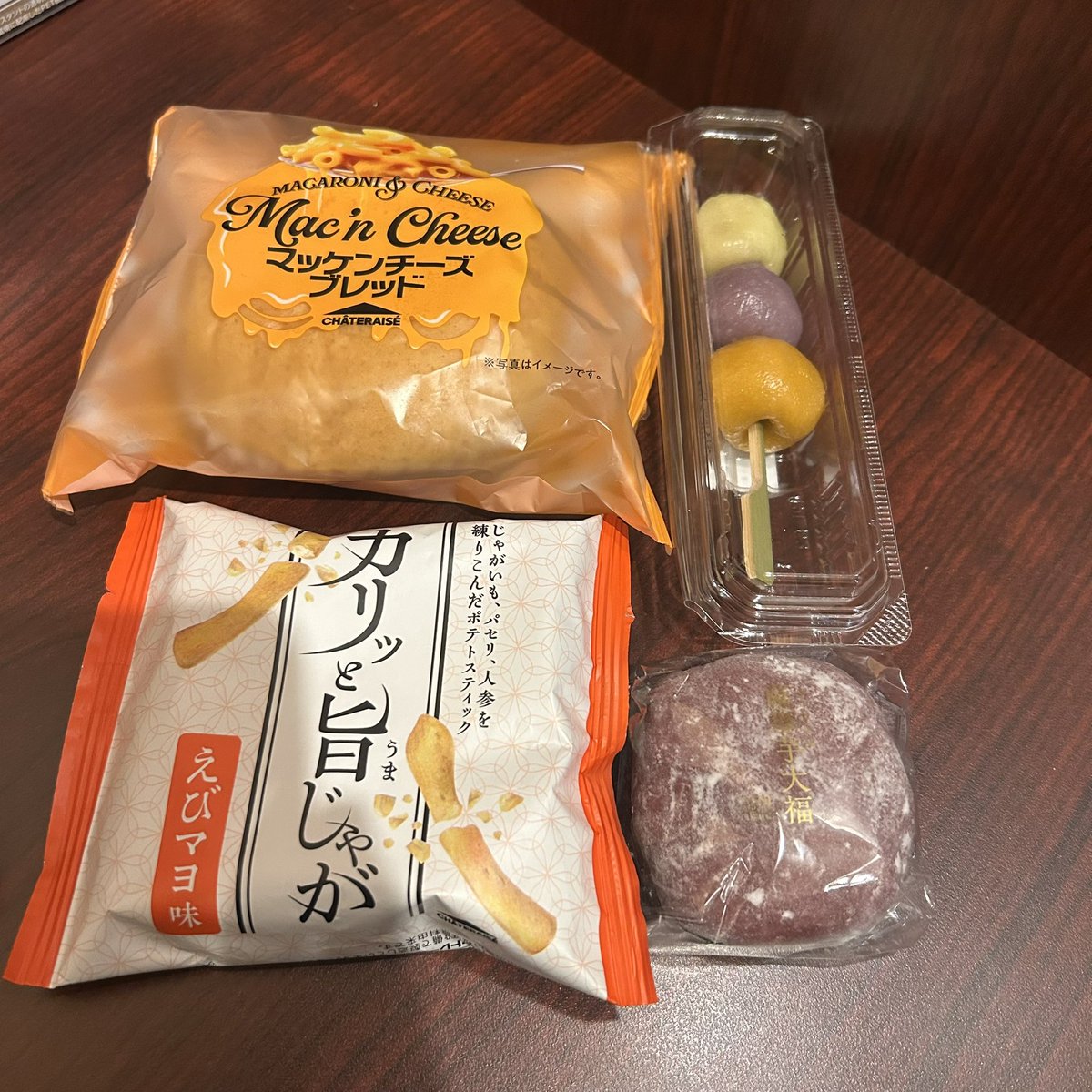 matarumataru's tweet photo. ビーネマヤ
マンデルクロワッサン(クロワッサンダマンド)お初
激甘でめっちゃ旨ぁ🤤

モンジェリ(琴似)
スイートポテト(皮付き)
滑らかで優しい甘さ😋
ススキノのお店と同名…無関係？

コーヒースタンド28
スイートポテトスコーン
昨日買ってた、旨☺️

シャトレーゼ
新商品色々
さつまいも大福😍 https://t.co/r8utLRXwX5