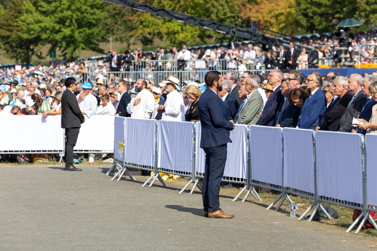 PoliceNationale's tweet photo. À Lourdes, la messe de Léon XIV se déroule actuellement devant le sanctuaire. 150 000 personnes sont présentes. Les policiers en civil du service de la protection (SDLP) sont au plus des autorités ecclésiastiques pour assurer leur sécurité. Ils veillent. https://t.co/o9OWTjoyPU