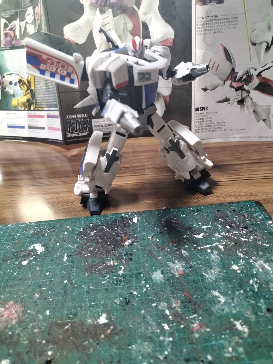Mani7490681's tweet photo. 予約してついに届きましたトランスフォーマープライムのスモークスクリーン(AOTP版)。昨今のプライムリメイク勢の中で一番出来が良い気がします(色は足らないのはごあいきょう)。顔を整形すれば劇中に近くなりそうです。ということで整形しました(後は塗装するのみ)。 https://t.co/cvfvj6Afq3