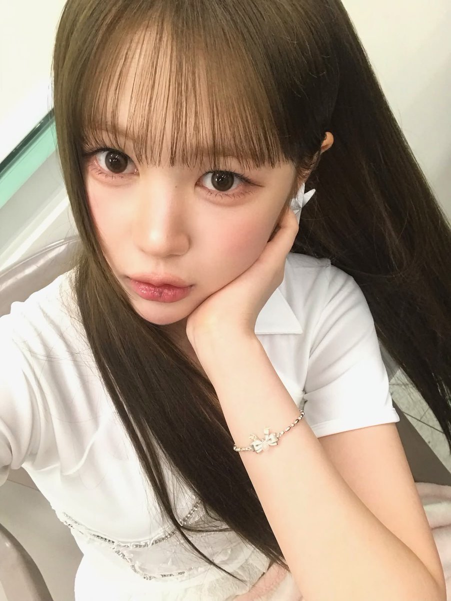 valvyns's tweet photo. [ Repost highly appreciated ]

Perhaps this is how everyone else sees me vs how Ibu sees me through her eyes.

I’m currently wandering around, hoping to find as many new friends as possible. I’m also more than happy to accept writing offers. ( ENG/ID ) 🌷 https://t.co/2B3cvakVLG