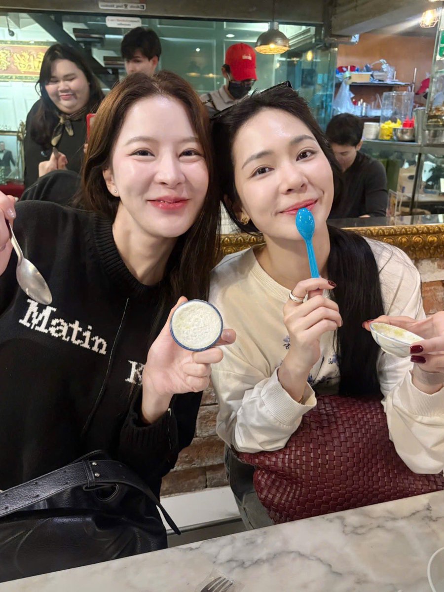kornnaphatkw's tweet photo. แม่ครู ผู้หมวด ไม่เป็นพี่สาวน้องสาวแล้ว 🙂‍↔️😶‍🌫️😗🤫🫢 https://t.co/M6Nz3X9F8X
