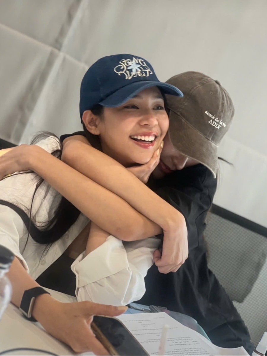 kornnaphatkw's tweet photo. แม่ครู ผู้หมวด ไม่เป็นพี่สาวน้องสาวแล้ว 🙂‍↔️😶‍🌫️😗🤫🫢 https://t.co/M6Nz3X9F8X