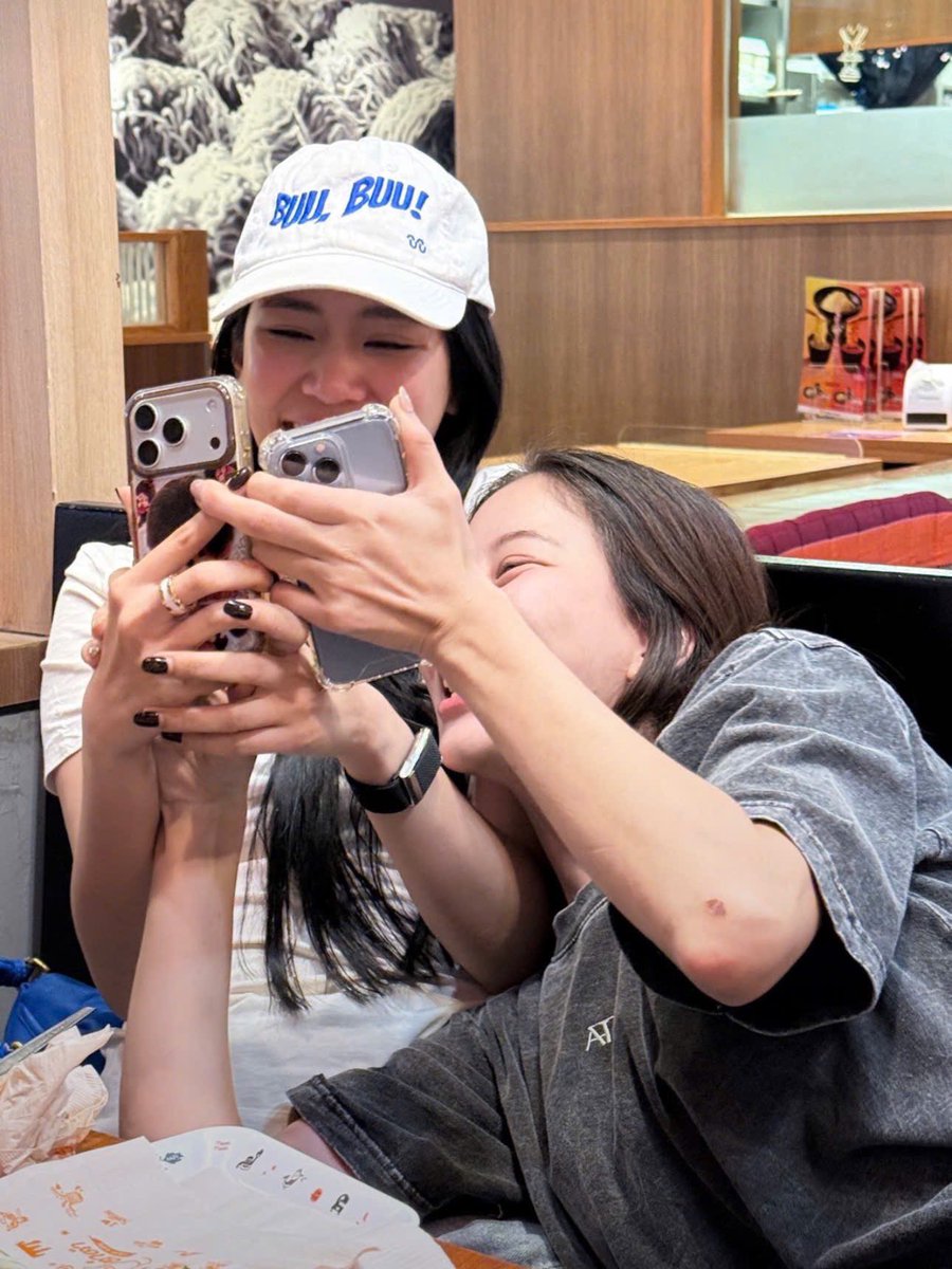 kornnaphatkw's tweet photo. แม่ครู ผู้หมวด ไม่เป็นพี่สาวน้องสาวแล้ว 🙂‍↔️😶‍🌫️😗🤫🫢 https://t.co/M6Nz3X9F8X