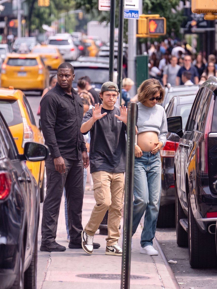RightMan_1's tweet photo. Is Zendaya Pregnant?

Congratulations To spiderman Couple's Tom Holland And Zendaya 💐 https://t.co/yq1u3dbmrc
