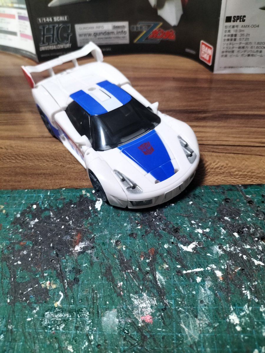 Mani7490681's tweet photo. 予約してついに届きましたトランスフォーマープライムのスモークスクリーン(AOTP版)。昨今のプライムリメイク勢の中で一番出来が良い気がします(色は足らないのはごあいきょう)。顔を整形すれば劇中に近くなりそうです。ということで整形しました(後は塗装するのみ)。 https://t.co/cvfvj6Afq3