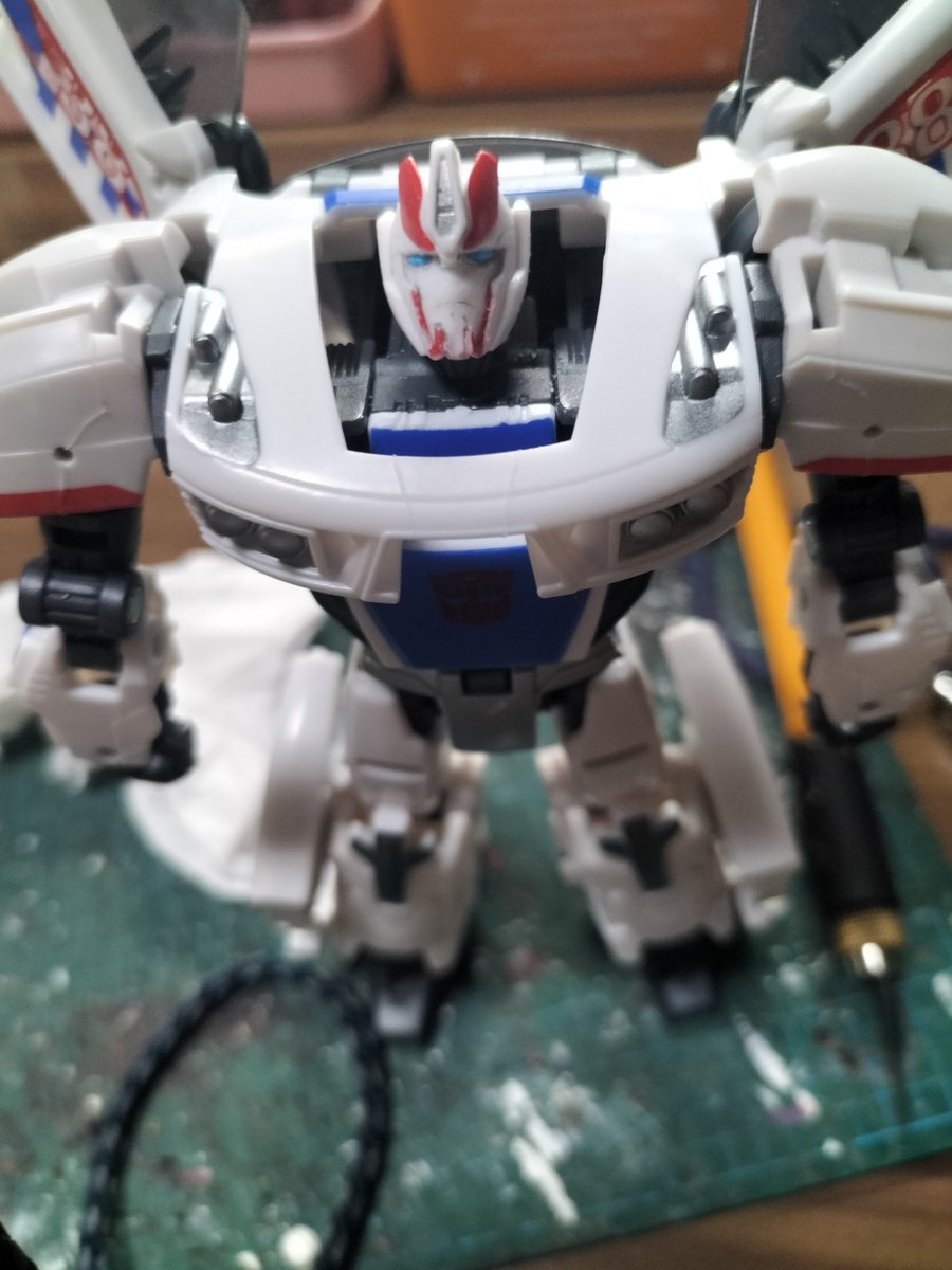 Mani7490681's tweet photo. 予約してついに届きましたトランスフォーマープライムのスモークスクリーン(AOTP版)。昨今のプライムリメイク勢の中で一番出来が良い気がします(色は足らないのはごあいきょう)。顔を整形すれば劇中に近くなりそうです。ということで整形しました(後は塗装するのみ)。 https://t.co/cvfvj6Afq3