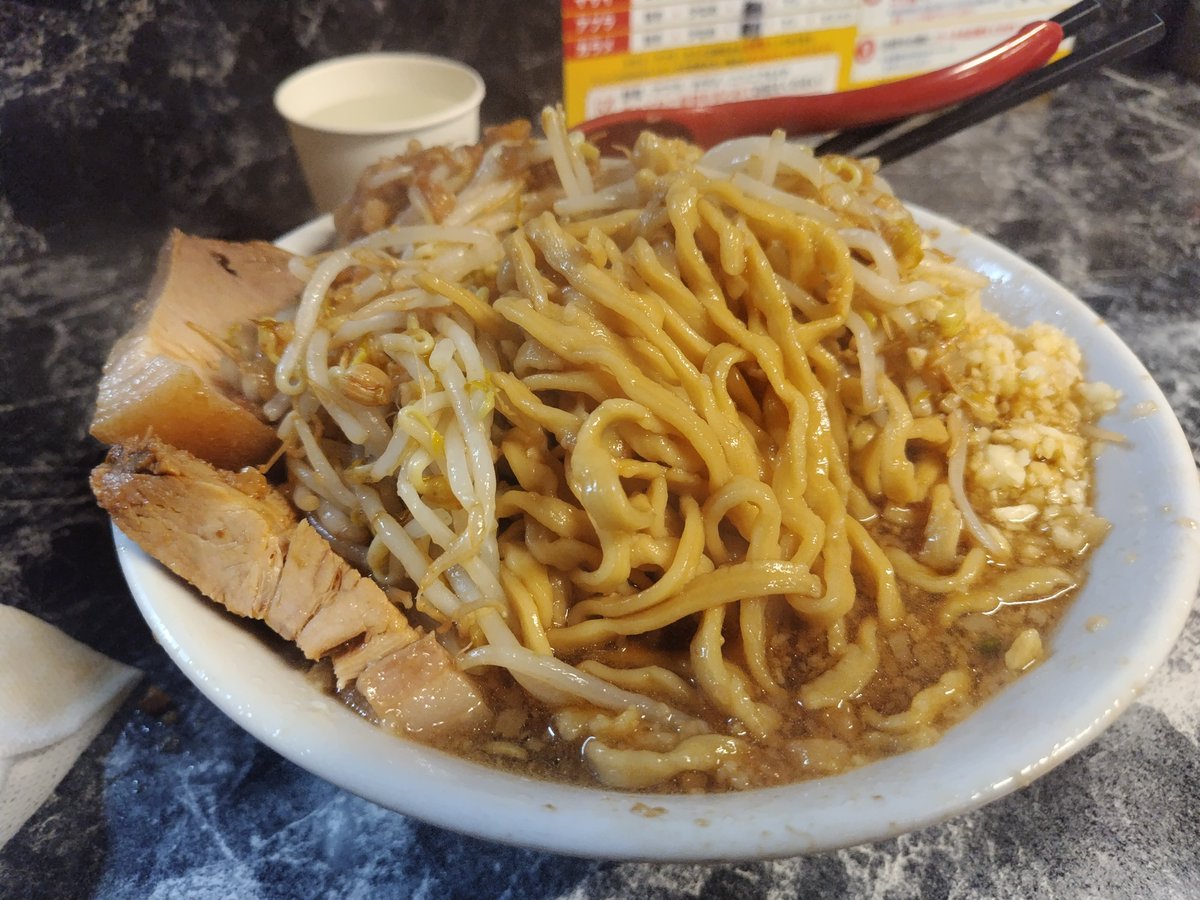 ogurisap's tweet photo. 今を語れ　北九州店
ラーメン300g 全マシ

うーまい！チャーシュー＆アブラが好み😋
麺は太すぎす県民向けに柔らかいんだろうなぁって印象

裏基盤みたいなゴージャグを救おうとし��るけど、手を掴んでくれない😇 https://t.co/erfNhEqDNM