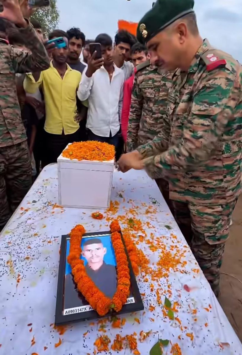 JaikyYadav16's tweet photo. इस पोस्ट को मैं लिख तो रहा हूँ लेकिन मेरी उंगलियाँ काँप रहीं हैं।😢

आपको याद होगा अरुणाचल प्रदेश की दिबांग वैली में 14 अगस्त को आई बाढ़ के दौरान अग्निवीर जवान 

विनोद यादव
कुंदन यादव 
आदित्य कुमार 

लापता हो गए थे, अब जाकर DNA जांच के जरिए इनकी पहचान हुई है।

कल इन लोगों के घर पार्थिव शरीर नहीं बल्कि कलश में अस्थियां पहुंची हैं जिसे देखने वाला हर व्यक्ति सिहर उठा और आँखो में आँसू आ गए।😢

जवान अपने कर्तव्यों का निर्वहन उसी तरह करते हैं जो अग्निवीर योजना आने के पहले किया करते थे लेकिन अफसोस की इनकी सेवाएं और सैलरी सीमित कर दी गई।