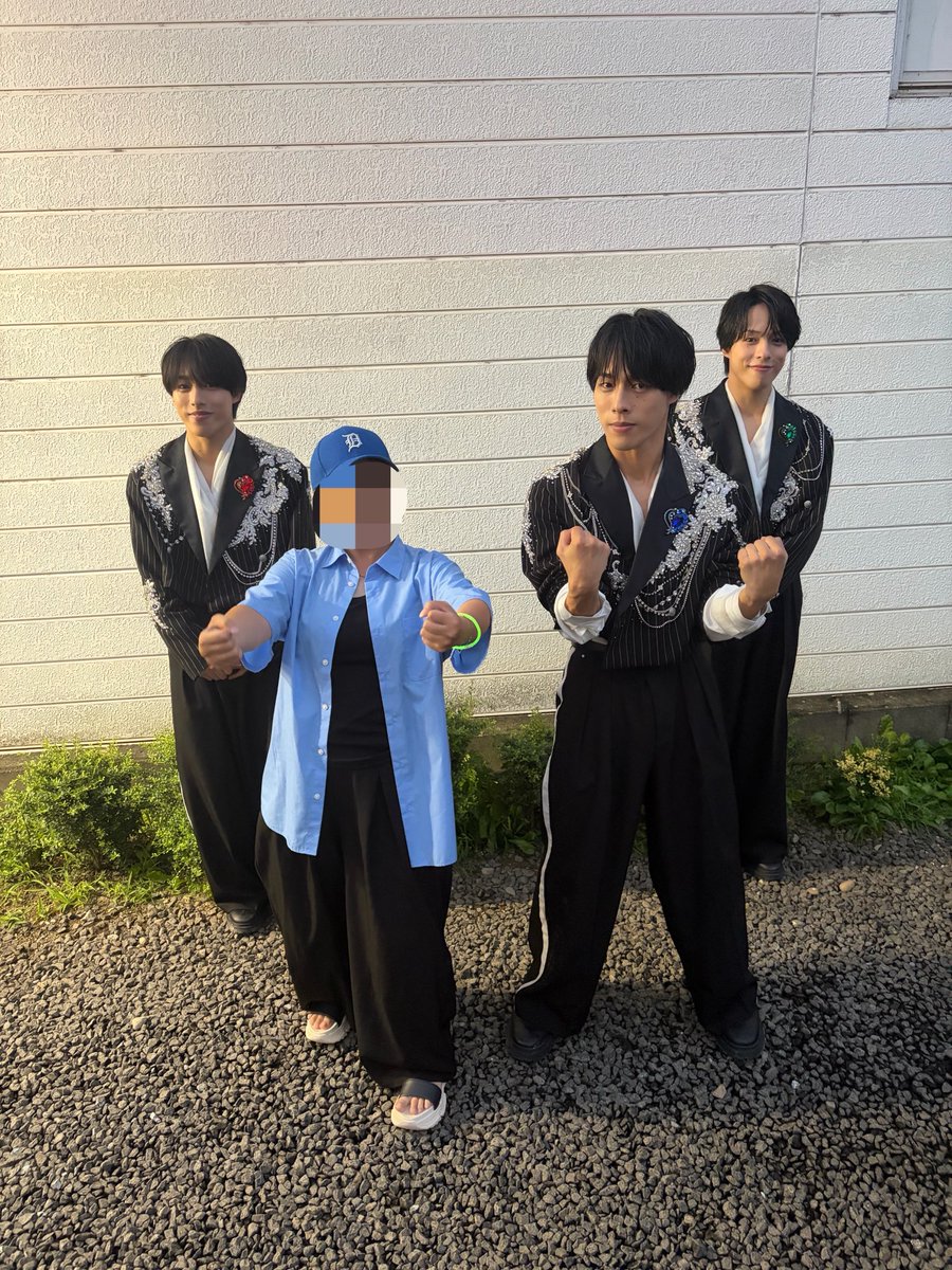 yuppon21's tweet photo. リリイベin白石

1枚目→ドライブ
私が運転席で颯人💙が助手席で腕まくりしながらダンベルあげ💪💪
💪の血管見ながら運転中💙
後部座席には❤💚

2枚目→掃除機かけ
❤は洗濯物干している
💚は自ら洗濯機になる！と言い、洗濯機

3枚目と4枚目は指定ポーズの頭ぽんぽん💙 https://t.co/lfMv7sClMp