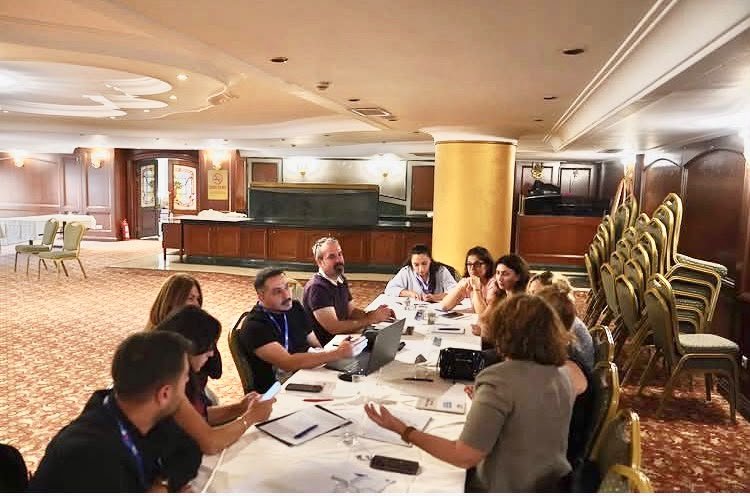 seshataysube1's tweet photo. Birinci basamak sağlık hizmetlerinin güncel sorunlarının sağlık emekçileri ile birlikte konuşulup tartışıldığı, deneyimlerin ve önerilerin aktarıldığı 1. Basamak Çalıştayı Ankara’da gerçekleştirildi. Şube yönetimi ve üyelerimizin de katılım sağladığı çalıştayda; genel sorunlarla birlikte depremin çalışma koşullarını etkilediği ilimizde birinci basamağın yaşadığı sorunları dile getirdik.
Emek Bizim Söz Bizim ✌🏽☀️