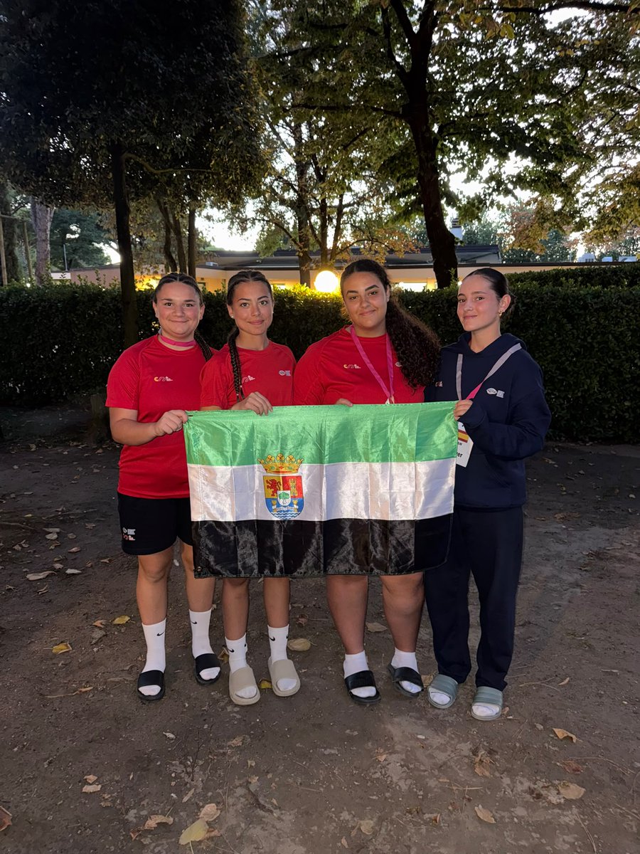 ExtremaduraFAFF's tweet photo. 🇮🇹🏈 Europeos Youth de Flag Football:

Otro 🥉 bronce U15 para la 🦆 placentina Jara Ortiz. 

🇪🇸 España U17 femenina mejora su actuación y finalizan en 4️⃣º lugar a la orilla de las medallas, con las ⚫️ seronas Adriana Frías, María del Mar y Laura Recio.

📝https://t.co/OmFimutbiq https://t.co/UVW6ciz7Ox