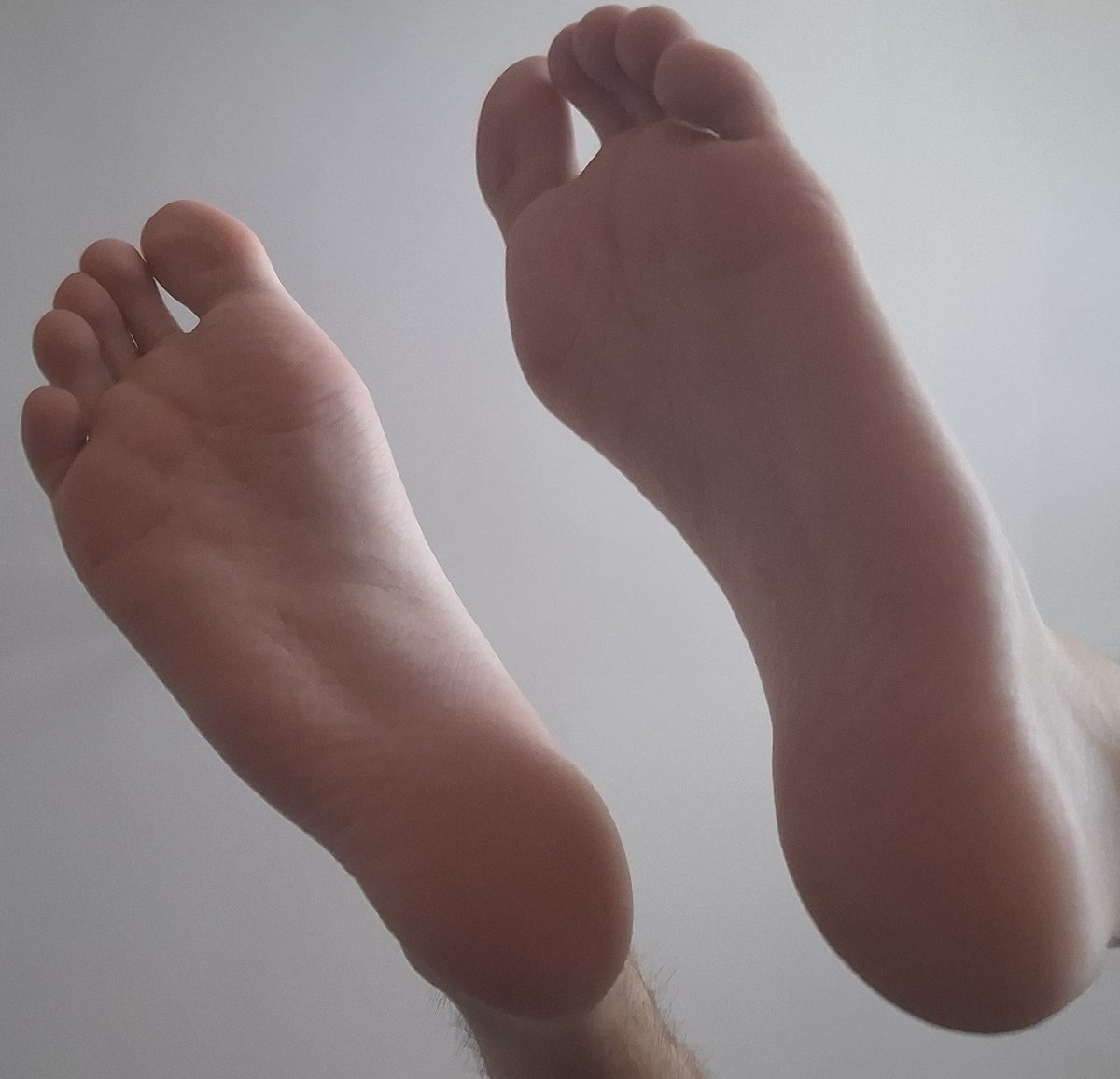 MasterKapi07's tweet photo. Pucuj swojego małego kutaska do moich prawie 30-sto centymetrowych stóp i grzecznie podawaj kod, Pan dziś doi cały dzień 

#cashmaster #mlodymaster #bankomat #humanatm https://t.co/CQyf89RX1j