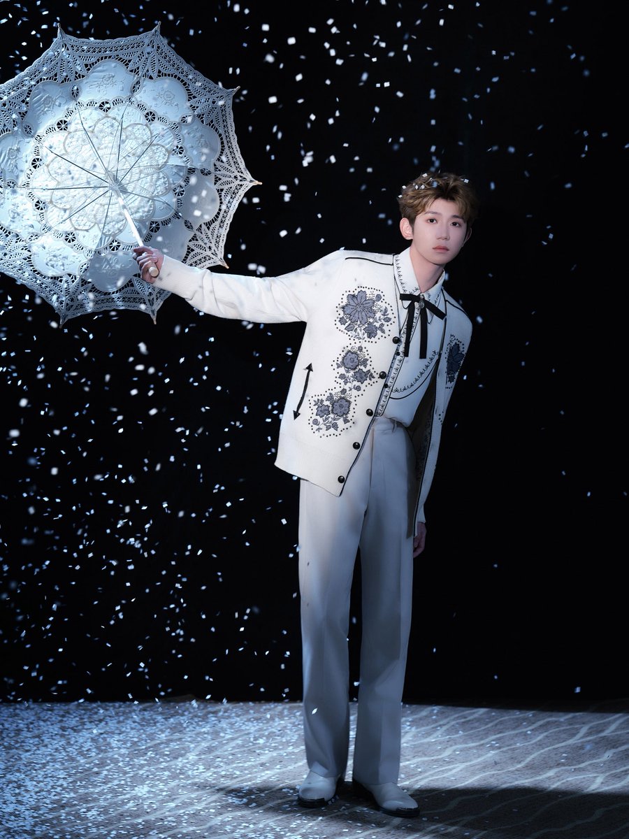 RoyWangGlobal's tweet photo. #RoyWang Studio Weibo Update

浩瀚人海里的牵引，将须臾镌刻成记忆。雪意悬穹，皎洁落定，在大风呼啸的世界里，幸好还有音乐让我们认出彼此。

#王源 #WangYuan #TFBOYS #หวังหยวน https://t.co/v9Oc8wPt9T