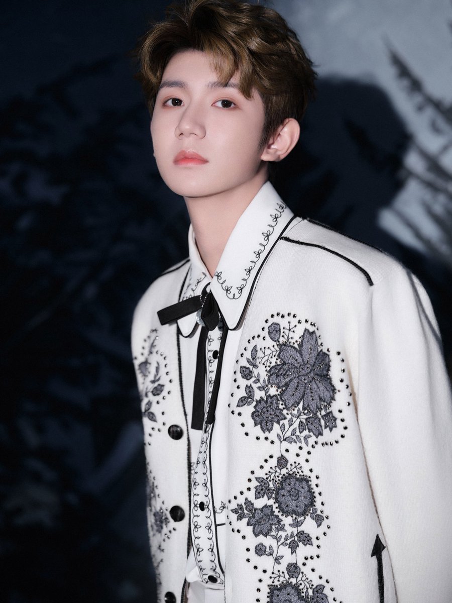 RoyWangGlobal's tweet photo. #RoyWang Studio Weibo Update

浩瀚人海里的牵引，将须臾镌刻成记忆。雪意悬穹，皎洁落定，在大风呼啸的世界里，幸好还有音乐让我们认出彼此。

#王源 #WangYuan #TFBOYS #หวังหยวน https://t.co/v9Oc8wPt9T